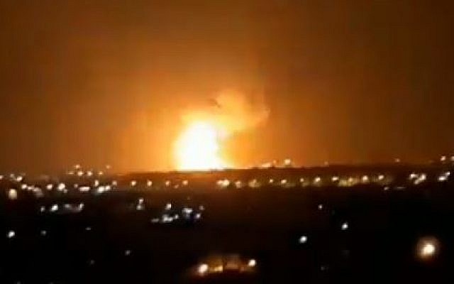 Des explosions à Gaza après une frappe de l'armée israélienne en riposte à des roquettes sur Ashdod et Ashkelon, le 11 septembre 2019. (Crédit : capture d'écran Twitter)