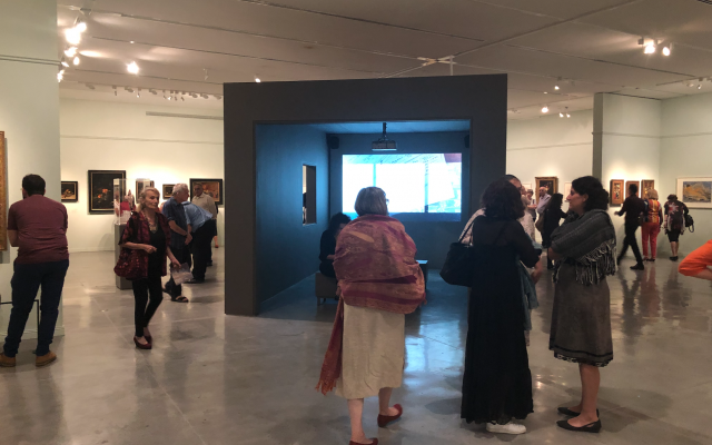 Le vernissage de l'exposition : "Choix Fatidiques : Les oeuvres d'art du trésor de Gurlitt", exposition très attendue de la collection Gurlitt au Musée d'Israël, le 23 septembre 2019 (Autorisation : Jessica Steinberg) Le vernissage de l'exposition : "Choix Fatidiques : Les oeuvres d'art du trésor de Gurlitt", exposition très attendue de la collection Gurlitt au Musée d'Israël, le 23 septembre 2019 (Autorisation : Jessica Steinberg)