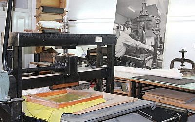 L'Atelier d'imprimerie de Jérusalem veut maintenir la tradition de l'imprimerie en Israël (Crédit : Shmuel Bar-Am)