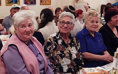 Des seniors juifs prennent part à un repas de Rosh HaShana au Hesed de Triaspol, en Transnistrie, en 2018. (Autorisation du JDC)