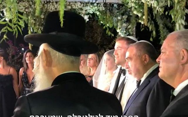 Avigdor Liberman, deuxième à droite, lors du mariage de son fils Amos, le 26 septembre 2019 (Capture d'écran/Douzième chaîne)