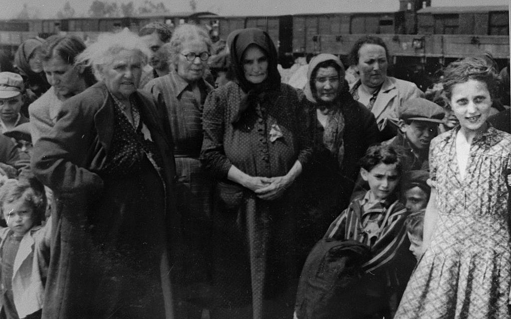 Une photo de "L'album d'Auschwitz" retravaillée pour faire apparaître Bella (Baila) Solomon, mai 1944. (Crédit : Yad Vashem)