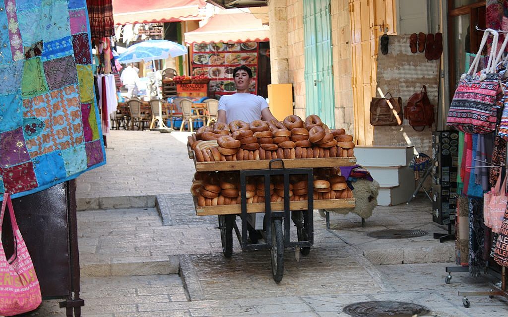 Des chariots transportant des marchandises et des personnes utilisent également les rampes de la Vieille Ville (Crédit : Shmuel Bar-Am)