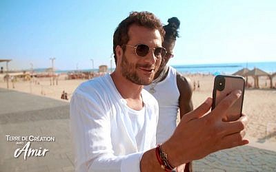 Le chanteur Amir dans le programme « Terre de création avec Amir », produit par l’Office du tourisme israélien en France. (Crédit : YouTube / Story Plus Group)