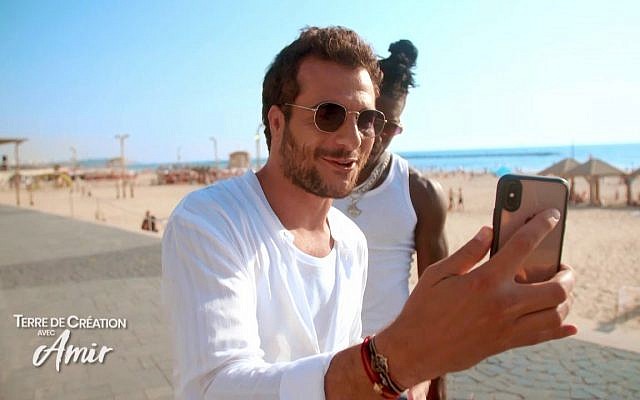 Le chanteur Amir dans le programme « Terre de création avec Amir », produit par l’Office du tourisme israélien en France. (Crédit : YouTube / Story Plus Group) Le chanteur Amir dans le programme « Terre de création avec Amir », produit par l’Office du tourisme israélien en France. (Crédit : YouTube / Story Plus Group)