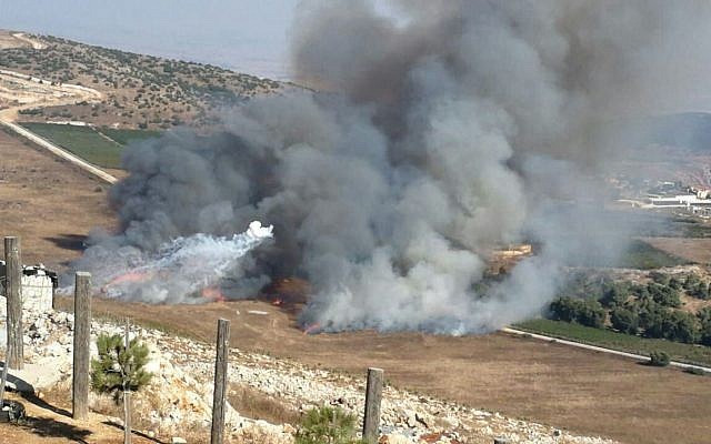 De la fumée qui monte près de la communauté israélienne d'Avivim après des tirs du Hezbollah depuis le Liban, le 1er septembre 2019. (Crédit : Autorisation) De la fumée qui monte près de la communauté israélienne d'Avivim après des tirs du Hezbollah depuis le Liban, le 1er septembre 2019. (Crédit : Autorisation)