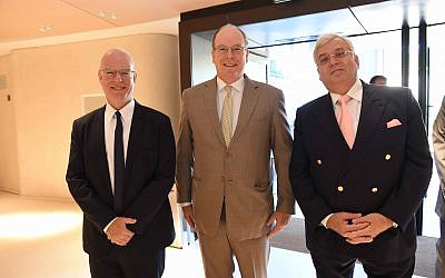 De gauche à droite : Le professeur et président de l'Université de Tel Aviv Ariel Porat, le Prince Albert II de Monaco et Aaron G. Frenkel. (Crédit : Université de Tel Aviv)