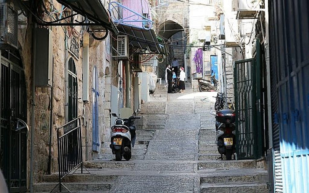 Les rampes, dans le quartier musulman de la Vieille Ville, permettent aux visiteurs en fauteuil roulant de circuler aux alentours (Crédit : Shmuel Bar-Am)