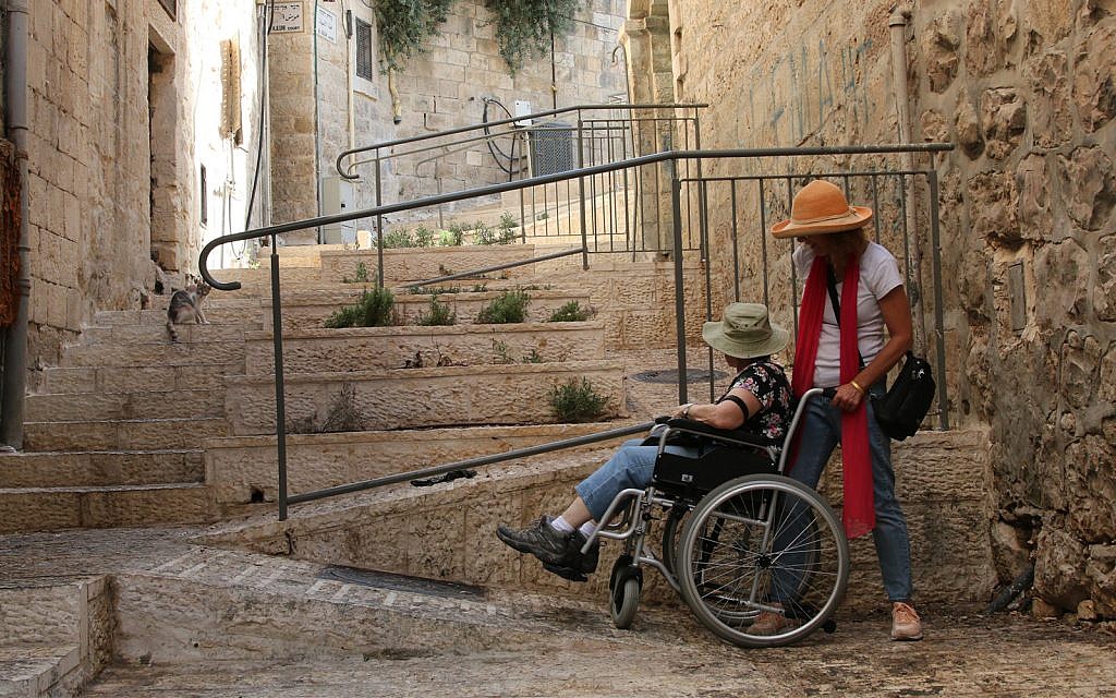 Les rampes d'accessibilité dans le quartier musulman de Jérusalem (Crédit : Shmuel Bar-Am)