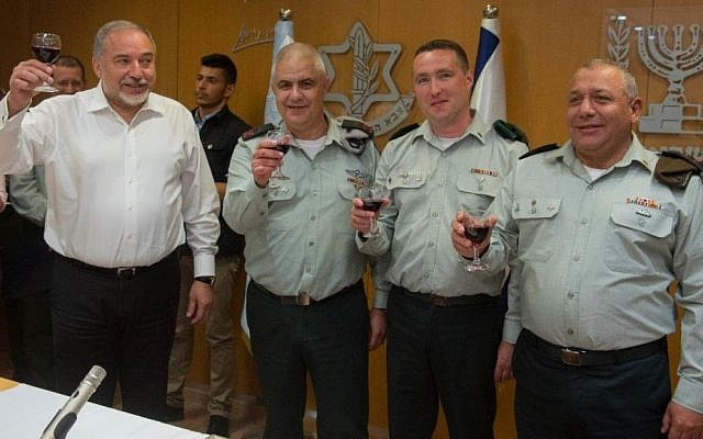 De gauche à droite, le ministre de la Défense Avigdor Liberman, le porte-parole sortant de Tsahal, le général de division Moti Almoz, le nouveau porte-parole de Tsahal, le général Ronen Manelis, le général Gadi Eisenkot, chef d'état-major de Tsahal, portent un toast lors d'une cérémonie au cours de laquelle Manelis est officiellement entré en fonction, au quartier général de l'armée à Tel Aviv, le 18 mai 2017. (Unité du porte-parole de l'armée israélienne) De gauche à droite, le ministre de la Défense Avigdor Liberman, le porte-parole sortant de Tsahal, le général de division Moti Almoz, le nouveau porte-parole de Tsahal, le général Ronen Manelis, le général Gadi Eisenkot, chef d'état-major de Tsahal, portent un toast lors d'une cérémonie au cours de laquelle Manelis est officiellement entré en fonction, au quartier général de l'armée à Tel Aviv, le 18 mai 2017. (Unité du porte-parole de l'armée israélienne)