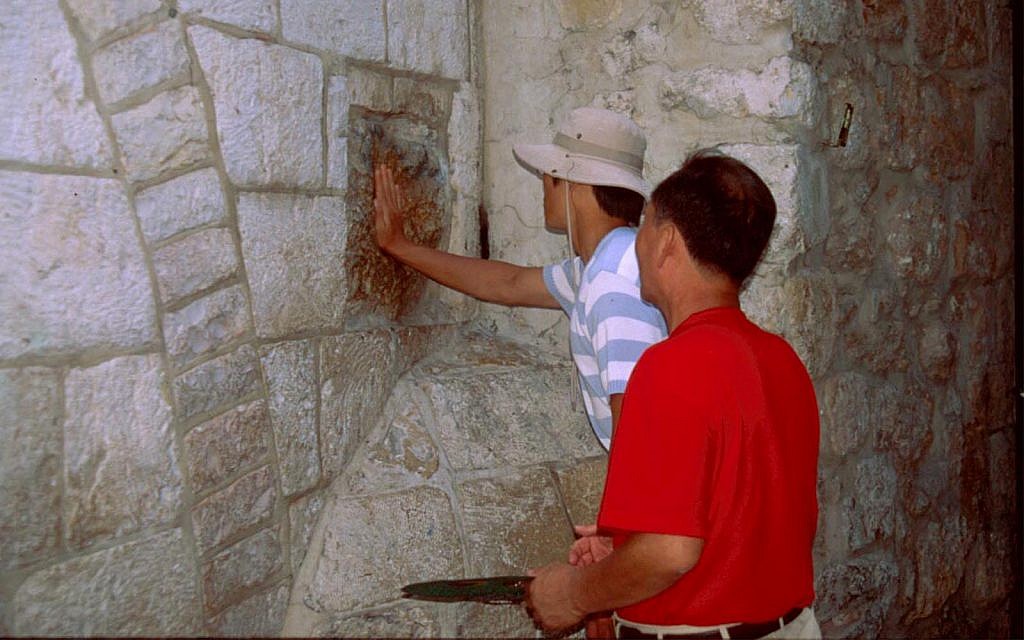 Le cinquième poste de la Via Dolorosa, où Jésus aurait marché avant sa crucifixion. Les sites chrétiens, musulmans et Juifs sont tous accessibles aux fauteuils roulants (Crédit : Shmuel Bar-Am)