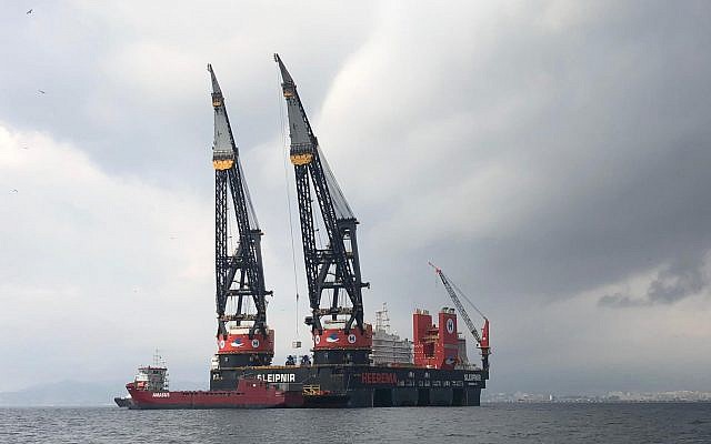 Un navire transportant une grue maritime est en chemin vers Israël pour installer la plateforme Leviathan au large des côtes israéliennes. (Noble Energy) Un navire transportant une grue maritime est en chemin vers Israël pour installer la plateforme Leviathan au large des côtes israéliennes. (Noble Energy)