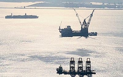 Un navire-grue arrive en Israël pour aider à installer la plateforme Leviathan qui doit fonctionner avant la fin 2019. (Noble Energy) Un navire-grue arrive en Israël pour aider à installer la plateforme Leviathan qui doit fonctionner avant la fin 2019. (Noble Energy)