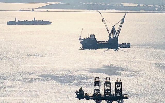 Un navire-grue arrive en Israël pour aider à installer la plateforme Leviathan qui doit fonctionner avant la fin 2019. (Noble Energy) Un navire-grue arrive en Israël pour aider à installer la plateforme Leviathan qui doit fonctionner avant la fin 2019. (Noble Energy)