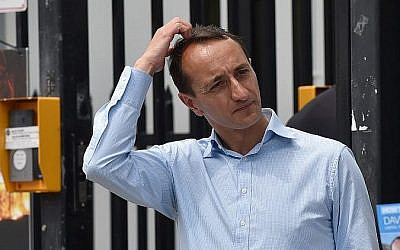 Le candidat du Parti libéral pour Wentworth, Dave Sharma, attend en dehors d'un bureau de vote à Bondi Beach à Sydney, le 20 octobre 2018 (PETER PARKS / AFP)