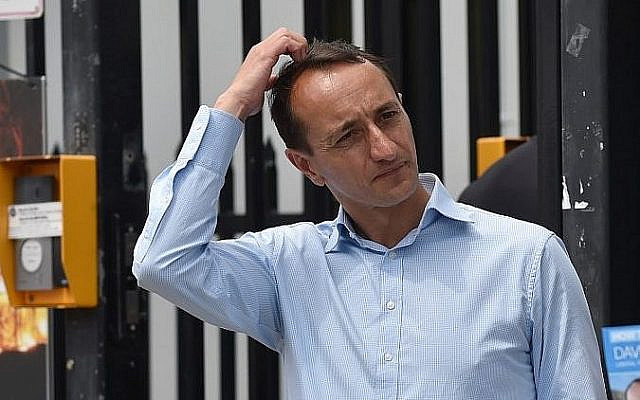 Le candidat du Parti libéral pour Wentworth, Dave Sharma, attend en dehors d'un bureau de vote à Bondi Beach à Sydney, le 20 octobre 2018 (PETER PARKS / AFP)
