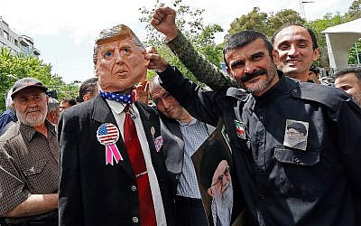 Des manifestants iraniens exhibent un portrait de l'ayatollah Ali Khamenei, le Guide suprême iranien, et une effigie du président américain Donald Trump, lors d'un rassemblement dans la capitale Téhéran, le 10 mai 2019. (Stringer/AFP)