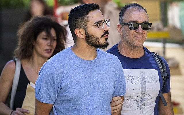 Le présumé "Escroc Tinder", (au centre), un Israélien décrit dans les journaux comme étant Shimon Hayut, 28 ans, est expulsé de la ville d'Athènes, en Grèce, le 1er juillet 2019. (Tore KRISTIANSEN/various sources/AFP) Le présumé "Escroc Tinder", (au centre), un Israélien décrit dans les journaux comme étant Shimon Hayut, 28 ans, est expulsé de la ville d'Athènes, en Grèce, le 1er juillet 2019. (Tore KRISTIANSEN/various sources/AFP)