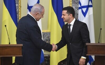 Le Premier ministre israélien Benjamin Netanyahu, à gauche, serre la main du président ukrainien Volodymyr Zelensky au cours d'une conférence de presse conjointe, dans la capitale ukrainienne de Kiev, le 19 août 2019 (Crédit :  SERGEI SUPINSKY / AFP)