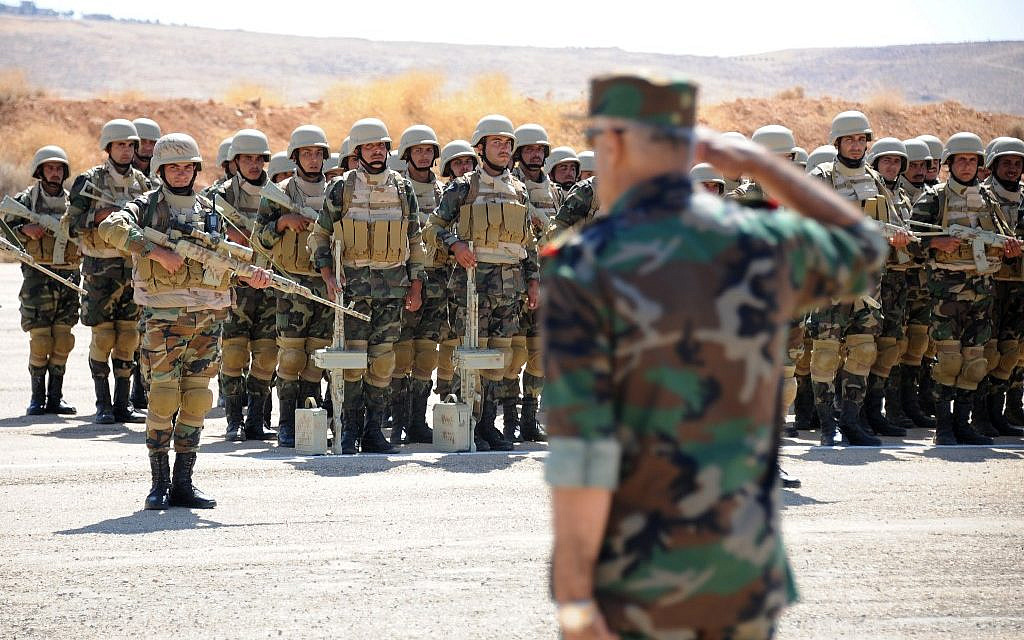 Une photo prise lors d'une visite guidée avec l'armée russe montre des soldats d'élite syriens participant à une séance d'instruction avec des formateurs militaires russes, le 24 septembre 2019, sur une base militaire à Yafour, à environ 30 kilomètres à l'ouest de Damas. (Maxime POPOV / AFP)