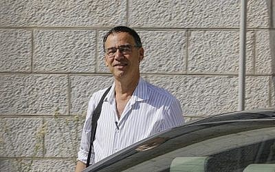 Le procureur d'Etat Shai Nitzan arrive au siège du ministère de la Justice, le 2 octobre 2019 (Crédit : Menahem Kahana/AFP)