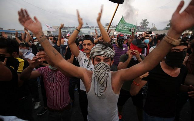 Manifestation pour protester contre la corruption, le chômage et le manque de services publics, à Bagad le 2 octobre 2019. (Crédit : AHMAD AL-RUBAYE / AFP) Manifestation pour protester contre la corruption, le chômage et le manque de services publics, à Bagad le 2 octobre 2019. (Crédit : AHMAD AL-RUBAYE / AFP)