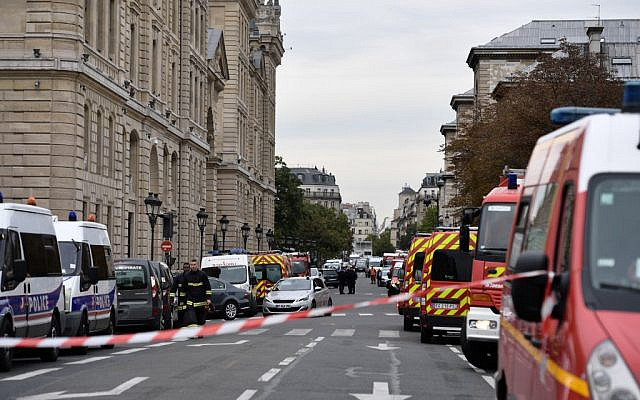 La police et les pompiers devant la préfecture de Paris après une attaque à l'arme blanche, le 3 octobre 2019. Quatre policiers ont été tués, l'assaillant a été abattu. (Crédit : Martin BUREAU / AFP) La police et les pompiers devant la préfecture de Paris après une attaque à l'arme blanche, le 3 octobre 2019. Quatre policiers ont été tués, l'assaillant a été abattu. (Crédit : Martin BUREAU / AFP)