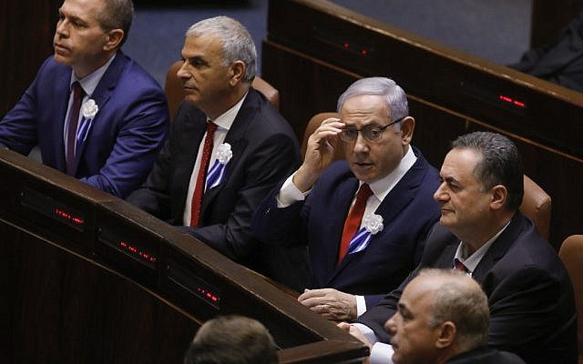 Le Premier ministre Benjamin Netanyahu, au centre, lors de la cérémonie de prestation de serment à la Knesset de Jérusalem, le 3 octobre 2019 (Crédit : Menahem KAHANA / AFP)