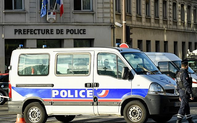 Des policiers devant la préfecture de Paris, quai de Gesvres, le 3 octobre 2019. (Crédit : BERTRAND GUAY / AFP) Des policiers devant la préfecture de Paris, quai de Gesvres, le 3 octobre 2019. (Crédit : BERTRAND GUAY / AFP)