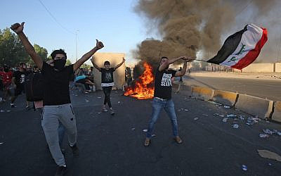 Des manifestants irakiens défilent contre la corruption de l'Etat, les services publics défaillants et le chômage à Bagdad, le 4 octobre 2019 (Crédit : AHMAD AL-RUBAYE / AFP) Des manifestants irakiens défilent contre la corruption de l'Etat, les services publics défaillants et le chômage à Bagdad, le 4 octobre 2019 (Crédit : AHMAD AL-RUBAYE / AFP)