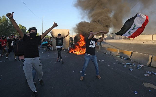 Des manifestants irakiens défilent contre la corruption de l'Etat, les services publics défaillants et le chômage à Bagdad, le 4 octobre 2019 (Crédit : AHMAD AL-RUBAYE / AFP) Des manifestants irakiens défilent contre la corruption de l'Etat, les services publics défaillants et le chômage à Bagdad, le 4 octobre 2019 (Crédit : AHMAD AL-RUBAYE / AFP)