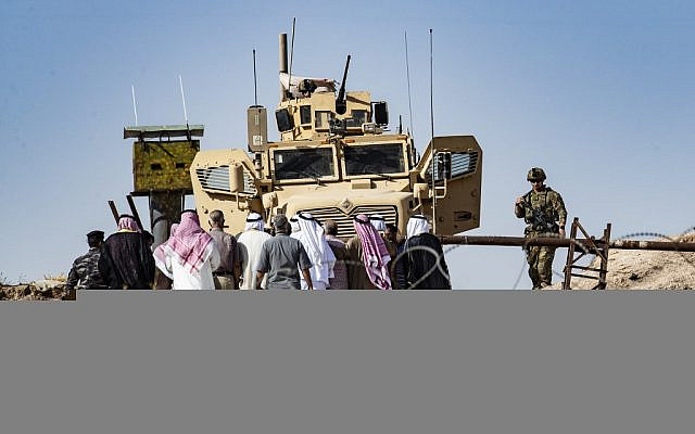 Des Kurdes syriens lors d'une manifestation contre les menaces turques sur une base de la coalition internationale dirigée par les Américains près de Ras al-Ain, dans la province de Hasakeh, en Syrie, le 6 octobre 2019 (Crédit : Delil SOULEIMAN / AFP) Des Kurdes syriens lors d'une manifestation contre les menaces turques sur une base de la coalition internationale dirigée par les Américains près de Ras al-Ain, dans la province de Hasakeh, en Syrie, le 6 octobre 2019 (Crédit : Delil SOULEIMAN / AFP)
