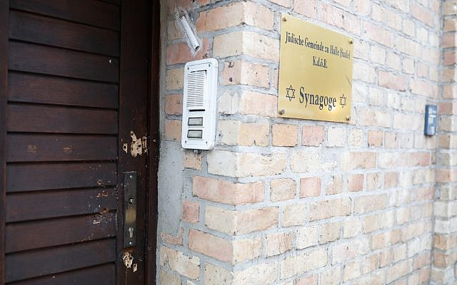 Les impacts de balles sur la porte de la synagogue de Halle, dans l'est de l'Allemagne, au lendemain de la fusillade ayant fait deux morts, le 9 octobre 2019. (Crédit : AXEL SCHMIDT / AFP) Les impacts de balles sur la porte de la synagogue de Halle, dans l'est de l'Allemagne, au lendemain de la fusillade ayant fait deux morts, le 9 octobre 2019. (Crédit : AXEL SCHMIDT / AFP)