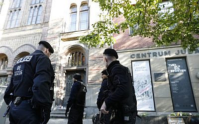 La police patrouille devant la synagogue de Berlin, au lendemain d'une fusillade meurtrière à Halle, à l'est de l'Allemagne, qui a fait deux morts, le 10 octobre 2019 (Crédit :  MICHELE TANTUSSI / AFP)