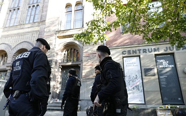 La police patrouille devant la synagogue de Berlin, au lendemain d'une fusillade meurtrière à Halle, à l'est de l'Allemagne, qui a fait deux morts, le 10 octobre 2019 (Crédit :  MICHELE TANTUSSI / AFP)