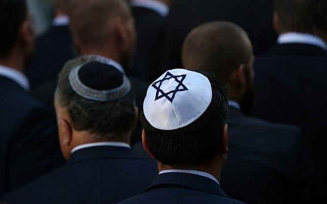 Des hommes portant la kippas à la synagogue de Halle, à l'est de l'Allemagne, au lendemain d'une fusillade antisémite meurtrière, le 10 octobre 2019 (Crédit : Ronny Hartmann/AFP)