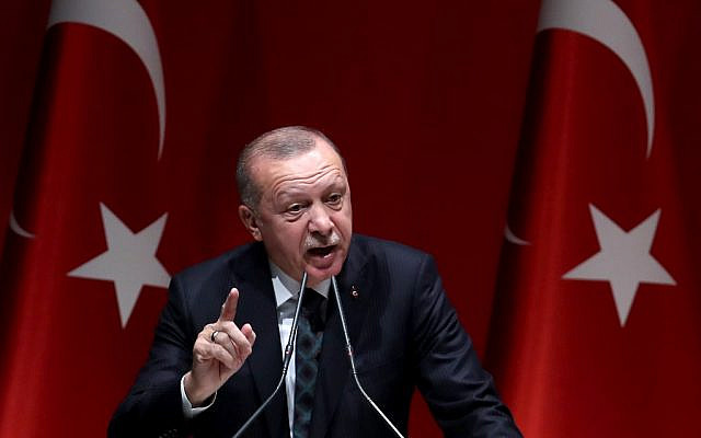 Le président turc durant une rencontre avec les chefs des provinces du parti de l'AKP au pouvoir à Ankara, en Turquie, le 10 octobre 2019 (Crédit : Adem ALTAN / AFP) Le président turc durant une rencontre avec les chefs des provinces du parti de l'AKP au pouvoir à Ankara, en Turquie, le 10 octobre 2019 (Crédit : Adem ALTAN / AFP)