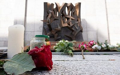 Des fleurs et des bougies placées en solidarité avec les victimes devant une synagogue de Stuttgart, au sud de l'Allemagne, au lendemain d'une fusillade antisémite meurtrière à Halle, le 10 octobre 2019 (Crédit : Gregor Bauernfeind/DPA/AFP) Des fleurs et des bougies placées en solidarité avec les victimes devant une synagogue de Stuttgart, au sud de l'Allemagne, au lendemain d'une fusillade antisémite meurtrière à Halle, le 10 octobre 2019 (Crédit : Gregor Bauernfeind/DPA/AFP)