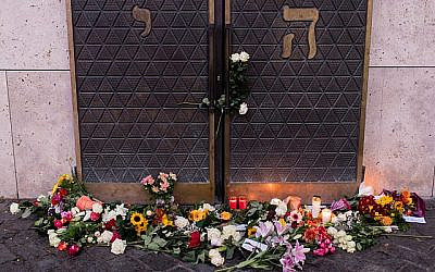Des fleurs et des bougies placées en mémoire des victimes de la fusillade de Halle devant la synagogue Ohel Jakob de Munich, dans le sud de l'Allemagne, au lendemain d'une fusillade antisémite meurtrière à Halle, le 10 octobre 2019 (Crédit : Matthias Balk/DPA/AFP)