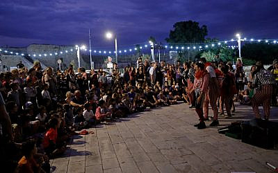 Une représentation a lieu pendant le festival Acre in Hebrew Fringe Theater Festival à Acre, le 16 octobre 2019. (EMMANUEL DUNAND / AFP)