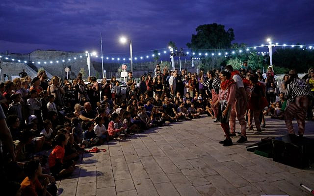 Une représentation a lieu pendant le festival Acre in Hebrew Fringe Theater Festival à Acre, le 16 octobre 2019. (EMMANUEL DUNAND / AFP) Une représentation a lieu pendant le festival Acre in Hebrew Fringe Theater Festival à Acre, le 16 octobre 2019. (EMMANUEL DUNAND / AFP)