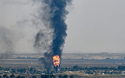 La ville de Saniurfa, du côté turc de la frontière avec la Syrie dans la ville de Ceylanpinar, d'où l'on aperçoit des colonnes de fumée et des incendies émanant de la ville syrienne de Ras al-Ayn lors de l'offensive turque contre les Kurdes, le 17 octobre 2019. (Ozan KOSE / AFP)