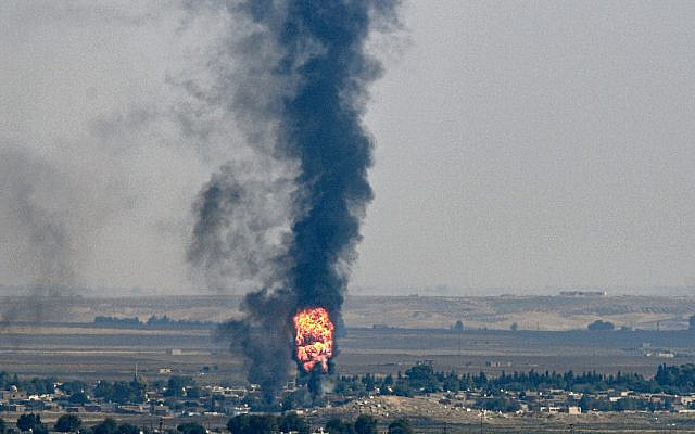 La ville de Saniurfa, du côté turc de la frontière avec la Syrie dans la ville de Ceylanpinar, d'où l'on aperçoit des colonnes de fumée et des incendies émanant de la ville syrienne de Ras al-Ayn lors de l'offensive turque contre les Kurdes, le 17 octobre 2019. (Ozan KOSE / AFP) La ville de Saniurfa, du côté turc de la frontière avec la Syrie dans la ville de Ceylanpinar, d'où l'on aperçoit des colonnes de fumée et des incendies émanant de la ville syrienne de Ras al-Ayn lors de l'offensive turque contre les Kurdes, le 17 octobre 2019. (Ozan KOSE / AFP)