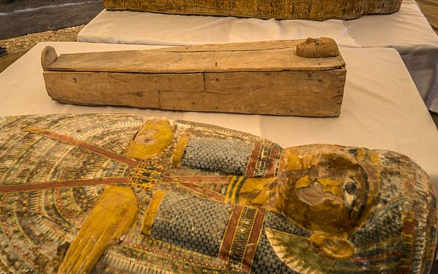 Deux sarcophages dont l'un appartenant à un enfant (ci-dessus) au temple Hatshepsut dans la vallée des rois, en Egypte, le 19 octobre 2019 (Crédit :  Khaled DESOUKI / AFP)