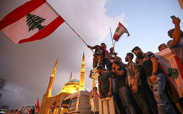 Des manifestants libanais lors d'un rassemblement dans la capitale de Beyrouth, le 20 octobre 2019 (Crédit : Anwar AMRO / AFP) Des manifestants libanais lors d'un rassemblement dans la capitale de Beyrouth, le 20 octobre 2019 (Crédit : Anwar AMRO / AFP)