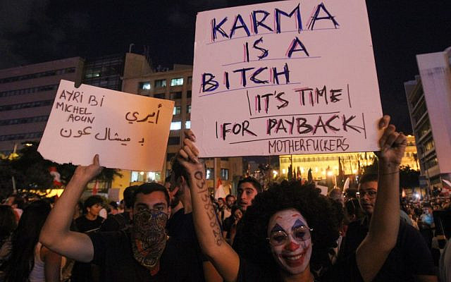 Des manifestants libanais lors d'un rassemblement dans la capitale de Beyrouth, le 20 octobre 2019 (Crédit : Ibrahim AMRO / AFP) Des manifestants libanais lors d'un rassemblement dans la capitale de Beyrouth, le 20 octobre 2019 (Crédit : Ibrahim AMRO / AFP)