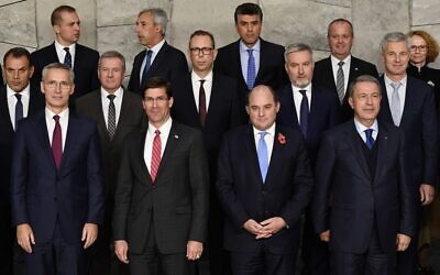 (Premier rang, de droite à gauche) Le secrétaire général de l'OTAN Jens Stoltenberg,le secrétaire d'Etat américain à la Défense Mark Esper, le ministre de la Défense britannique Ben Wallace et son homologue turc Hulusi Akar, lors d'une réunion de l'OTAN à Bruxelles, le 24 octobre 2019. (Crédit : JOHN THYS/AFP)