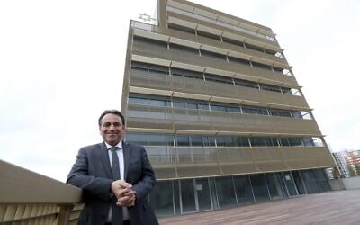 Joël Mergui, président du consistoire central, l'instance représentative du judaïsme en France, devant le nouveau Centre européen du judaïsme, situé place de Jérusalem, à proximité de la porte de Courcelles, dans le 17e arrondissement de Paris. (Crédit : JACQUES DEMARTHON / AFP)