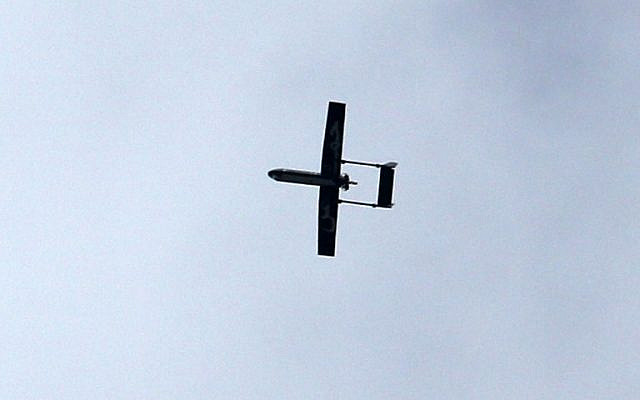 Un drone appartenant aux Brigades Al-Qassam, branche armée du Hamas, survole la ville de Gaza, le 14 décembre 2014. (Crédit photo : AFP/MAHMUD HAMS)