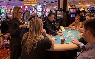 Orly Graves discute avec des clients tout en surveillant la table de blackjack à l'hôtel Wynn de Las Vegas, le 22 septembre 2019. (Josefin Dolsten/JTA)